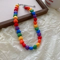 Dettaglio della collana di perle a cuore in acrilico arcobaleno con chiusura regolabile - Stile Cuore in Acrilico Colorato