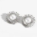 Orecchini a perno a girasole in argento con perla bianca per un look vintage - Stile Argentato (PD3277)