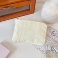 Details der cremeweißen Kosmetiktasche mit eleganten Spitzenstreifen und Reißverschluss - Gelb