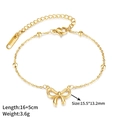 Dettaglio della collana con ciondolo a fiocco dorato con dimensioni e catenina regolabile - Bracciale in Oro con Fiocco Cavo