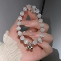 Dettaglio del braccialetto di perle d'opale con campanelli d'argento ed effetto occhio di gatto - Campanello d'Argento (7# Bracciale-Campanello Argentato)