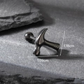 Detalle macro del pendiente de martillo negro en acero inoxidable con medidas de 1,18 cm - Negro