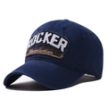 Gros plan détaillé du patch brodé rétro ROCKER sur une casquette trucker en coton bleu - Réglable / Bleu marine