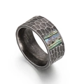 Anillo punk de acero inoxidable con textura martillada e incrustación de concha de abulón - US 7 / Plata Antigua