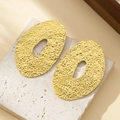 Pendientes de aro ovalados irregulares dorados con acabado metálico martillado y textura - Gran Corte Ovalado Martillado / Dorado