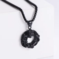 Pendente drago in rilievo in acciaio al titanio nero con collana a catena di perle quadrate - Nero (senza catena)