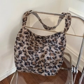 Grote hobo-tas met luipaardprint van zacht pluche en metalen hartdetail - Bruine Luipaard Pluche