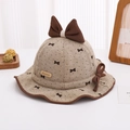 Dettaglio cappello neonato con grande fiocco marrone e morbido tessuto a maglia testurizzato - 48cm (8 mesi-2 anni) / Cachi