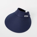 Vista dettagliata della visiera parasole blu navy con cuciture e etichetta in tessuto - Regolabile / Blu navy