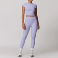 Set yoga lavanda due pezzi con top corto aderente e leggings a vita alta - Taglia S / Top E Pantaloni / Manica Corta + Leggings / Viola Romantico