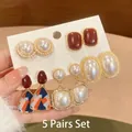 Set de 5 pares de pendientes con esmalte burdeos y detalles de perlas en cartón blanco - 4# Juego de 5 Pares Perlas Geométricas