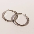Orecchini a cerchio a spirale argento con trama filettata classica e chiusura a scatto - Oro Bianco