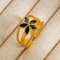 Vista detallada de un anillo de múltiples bandas chapado en oro con un diseño de flor de esmalte negro. - Estilo Flor De Cinco Pétalos Esmalte Negro Multicapa Tejido Compuesto
