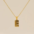 Collier doré en acier titane avec pendentif lettre E et texture peau de serpent en relief - Lettre E