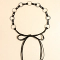 Catena da vita in pelle nera con anelli in metallo argento e dettaglio nappine - 782 Stile con Lacci e Nappa / Argento