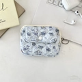 Gewatteerde lichtblauwe tas met kwallenpatronen in een schone lifestyle desktopomgeving - Kwal