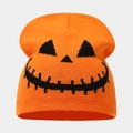 Detailaufnahme der orangefarbenen Strickmütze mit schwarzen Halloween-Kürbisgesichtern - Stil A Orange (Kürbisgesicht)