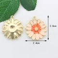 Pink daisy floral charm pendant in gold metal finish measuring 2.8cm by 2.4cm - 2.4CM×2.89CM / Pink
