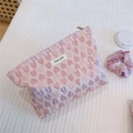 Λεπτομέρεια ροζ ζακάρ τσαντάκι μακιγιάζ με καρδιές και μαλακή υφή υφάσματος επιφάνεια - Ροζ Καρδιά