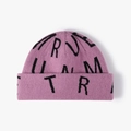 Bonnet en tricot violet lavande avec jacquard de lettres noires pour la chaleur hivernale - Rose rouge