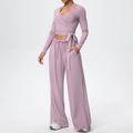 Détail du pantalon de yoga taille haute à cordon et poches latérales en vieux rose - Lavande