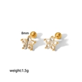 Dettaglio di orecchini a fiore dorati da 8mm con zirconi trasparenti, peso di 1,5g - Design Floreale Dorato (TE6397-WT)