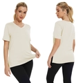 Detail eines V-Ausschnitt Kurzarm-T-Shirts mit Seitenschlitzen und hoher Stretch-Qualität - S / Gebrochenes Weiß