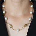 Elegante collana a onde placcata oro 18k con perle bianche su modella in nero - DN240552-F Stile Perla Ondulata