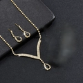 Vue détaillée de la parure de bijoux goutte d'eau avec finition dorée et cristaux noirs - Or Noir