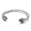 Viking armband van gedraaid staaldraad met twee slangenkoppen in zilveren afwerking - Slangenkop Stijl (KB152064-KJX)