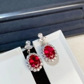 Dettaglio degli orecchini in argento con gemme rosse ovali e contorno di diamanti - Argento 925 / Stile Corindone Rosso (ED080)