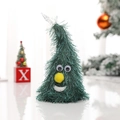 Dettaglio di un creativo albero di Natale di peluche con occhi mobili e trama verde - Albero Oscillante Musicale [Stile Stella]