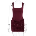 Dettaglio dell'abito a corsetto bordeaux con minigonna di paillettes e cuciture sul bustino - S / Borgogna