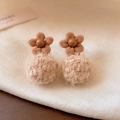 Boucles d'oreilles fleur floquée marron avec pompons en fausse fourrure beige et perle - Tige de boucle d'oreille en argent - Café