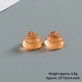 Détail de breloques en résine ambre montrant les dimensions 10x12mm et le poids 0,8g - Kaki Lumineux