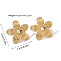 Dettaglio degli orecchini a fiore da 24mm con pietra occhio di tigre e placcatura - Orecchini a bottone con perle a fiore dorati