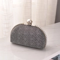 Elegante pochette da sera a mezzaluna con perle, trama nera lucida e cornice in argento - Nero