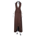 Detailansicht dunkelbraunes Neckholder-Maxikleid mit Taillenplissee und seidigem Stoff - XS / Dunkelbraun