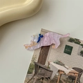 Primer plano de pinza de pelo gato de acetato rosa con purpurina y lazo azul - Rosa Púrpura de Ensueño