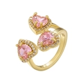 Makro-Detail des 18K vergoldeten Rings mit drei rosa Herzsteinen und Mikro-Pavé-Fassung - Gold Rosa Zirkonia