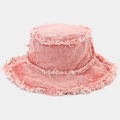 Detail van roze gewassen denim vissershoed met vintage gerafelde randen en franjedetail - Roze
