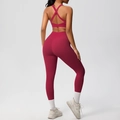 Detalle del conjunto de yoga burdeos con sujetador deportivo cruzado y leggings de talle alto - S / Top Y Pantalón / Carmín