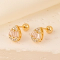 Vue macro de boucles d'oreilles goutte dorées avec oxydes de zirconium baguettes - Cadre Larme / Or Zircon Blanc