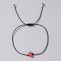 Bracciale nero intrecciato a mano con un ciondolo a forma di fragola in argilla polimerica - Fragola Rossa