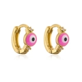 Makroansicht der vergoldeten rosa Evil Eye Ohrringe mit weißen Zirkonia-Akzenten - Goldplattiert Rosa