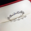 Eleganter weißgold-plattierter Ring mit einer Reihe funkelnder Zirkonia-Steine - Stil F1239/6-Steine-Fassung