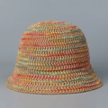 Trama dettagliata di un cappello di paglia intrecciato a mano con strisce arcobaleno colorate - M (56-58cm) / Cammello