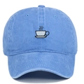Gros plan détaillé de la broderie tasse de café sur la casquette en coton délavé vintage - Réglable / Rose bonbon