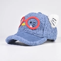 Dettaglio del berretto in peluche blu con orecchie di gatto, occhiali rossi e ricamo - 55cm Circonferenza / Blu