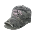 Gros plan sur la broderie rose et le bord usé d'une casquette de baseball camouflage - Camouflage Gris (B)